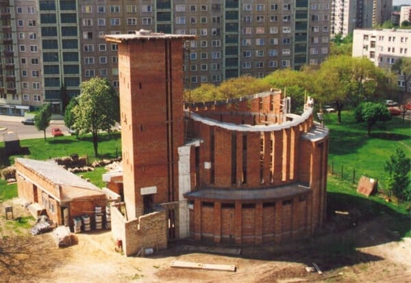 Allnak az új templom falai