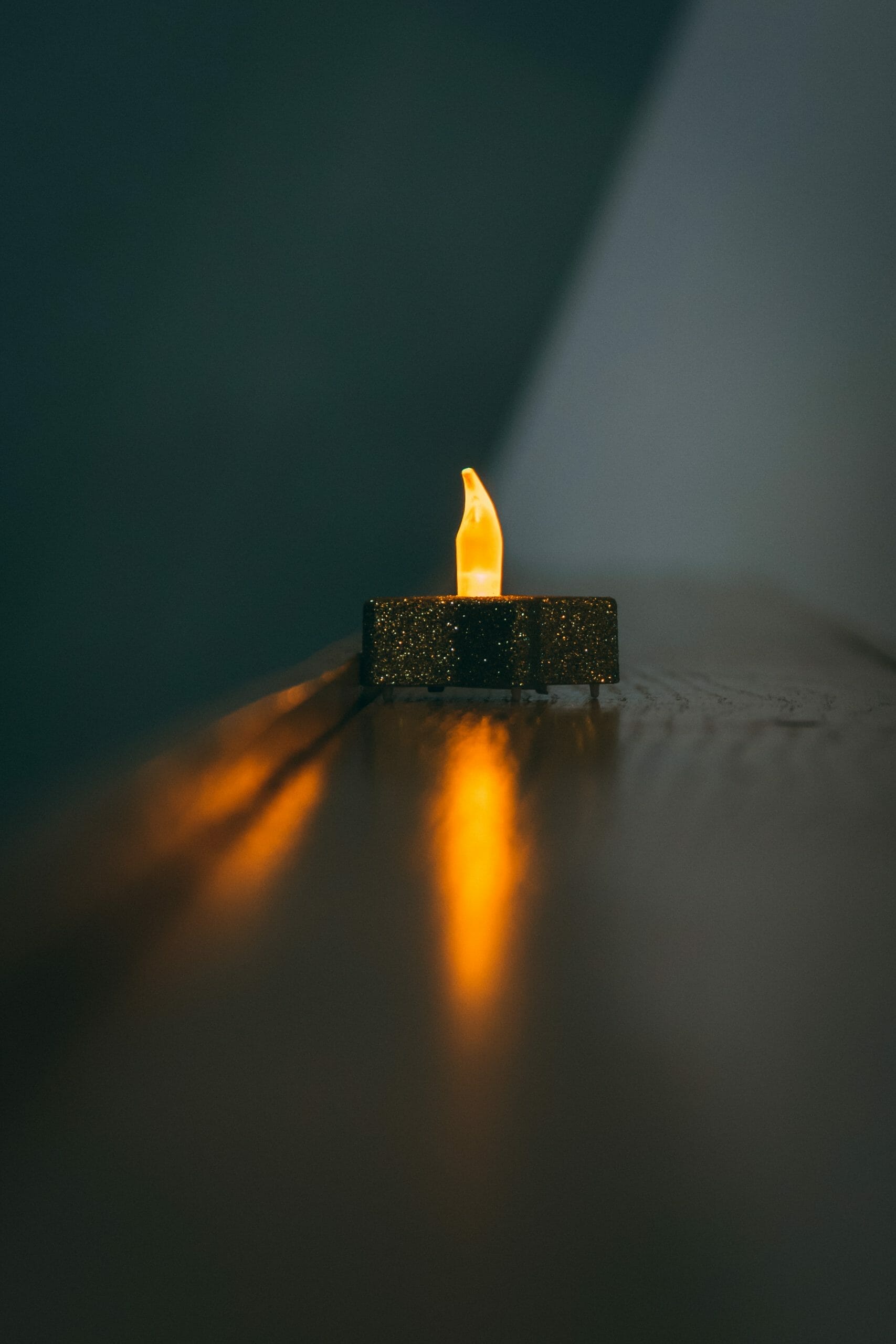 Múlik a sötétség